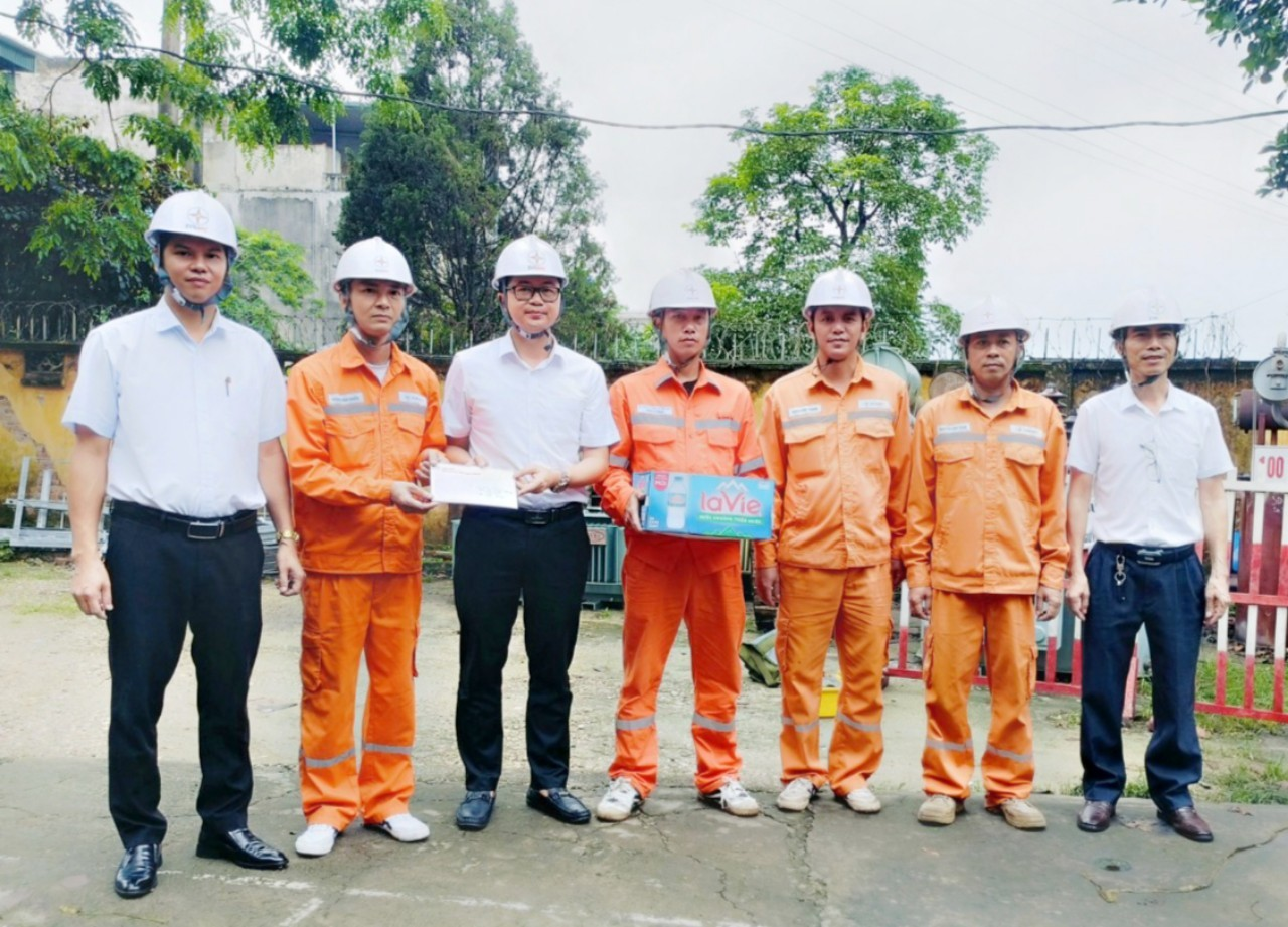  Công đoàn NPSC thăm và tặng quà Xí nghiệp Dịch vụ Điện lựcTuyên Quang nhân Tháng Công nhân năm 2024